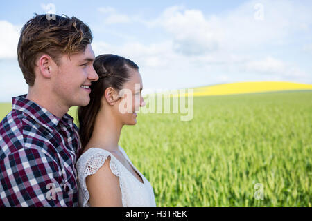 Romantic couple standing in field Banque D'Images