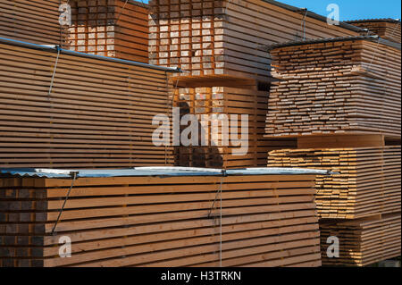Lattes de bois empilés et les planches dans une scierie, Vorarlberg, Autriche Banque D'Images