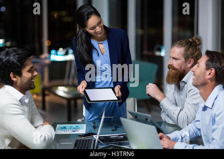 Discuter avec des collègues plus femme digital tablet Banque D'Images