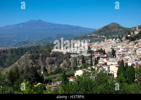 La colline, ville de Taormina, avec l'Etna, en Sicile, Italie Banque D'Images