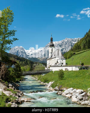 Église paroissiale Saint Sébastien, église paroissiale, la société Bach, rivière, Reiteralpe derrière, Ramsau, Berchtesgaden-campagne, Haute-Bavière Banque D'Images