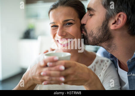 Homme Femme s'embrasser sur les joues tandis que le café Banque D'Images