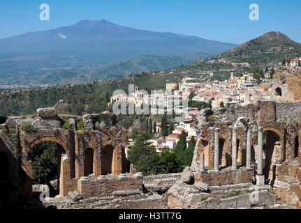 Ruines de l'amphithéâtre, avec l'Etna, Taormina, Sicile, Italie Banque D'Images