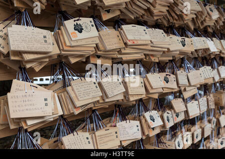 Ema en bois plaques souhaite à Meiji Jingu, Tokyo, Japon Banque D'Images