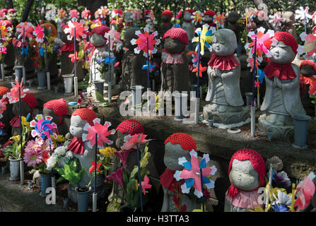 Statues Jizo au jardin des enfants à naître, Temple Zojoji, Tokyo, Japon Banque D'Images