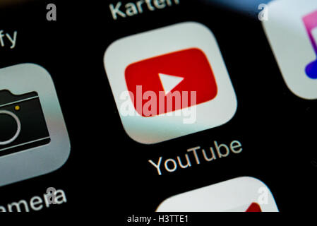 Affichage de l'écran du smartphone app YouTube en détail Banque D'Images