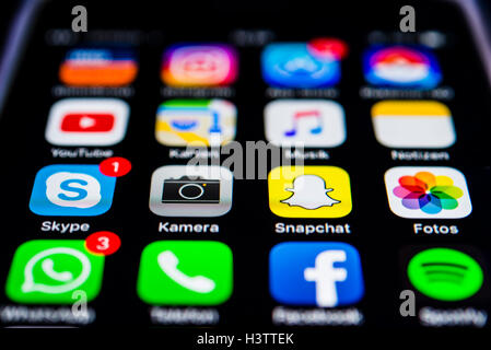 Écran IPhone afficher plusieurs icônes app Banque D'Images