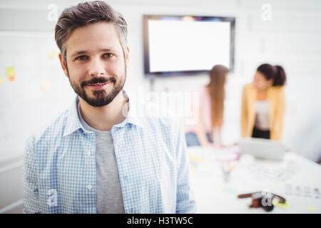 Portrait of businessman standing in creative office de salle de réunion Banque D'Images
