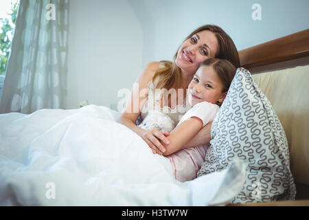 Mère couchée avec fille on bed Banque D'Images