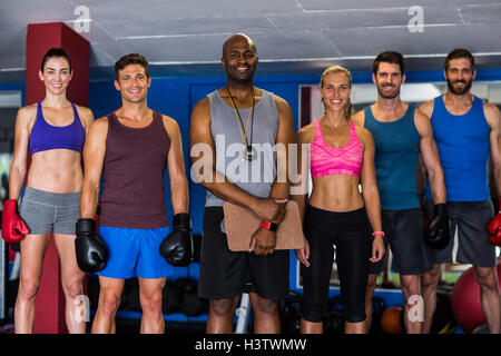 Portrait of happy boxers avec coach Banque D'Images