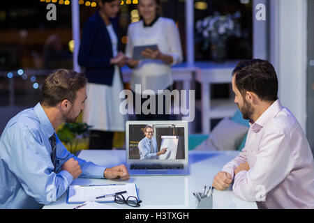 Les hommes d'avoir conférence vidéo Banque D'Images