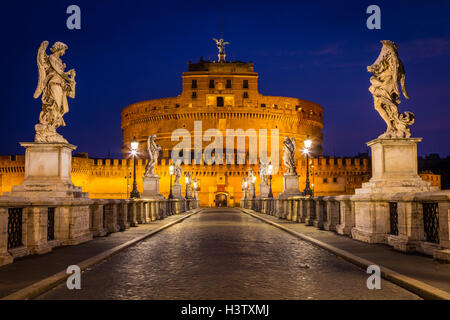 Castel Sant'Angelo, est un imposant bâtiment cylindrique à Rome, Italie Banque D'Images