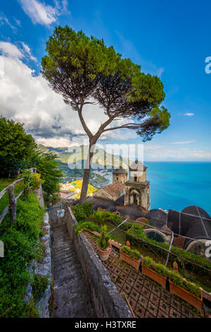 Villa Rufolo est un bâtiment situé dans le centre historique de Ravello, un village dans la province de Salerne, en Italie, et qui donne sur Banque D'Images