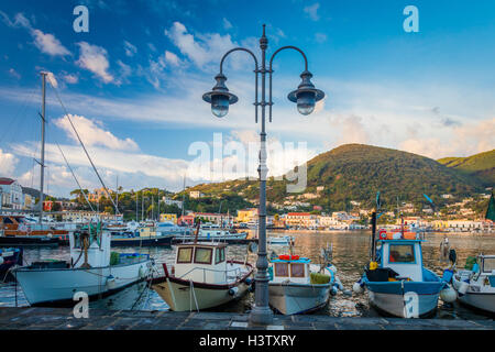 Ischia est une île volcanique de la mer Tyrrhénienne. Vu ici est la principale commune de l'île, Ischia Porto. Banque D'Images