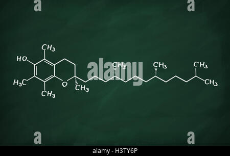 Modèle structural de la vitamine E (tocophérol) sur le tableau noir. Banque D'Images