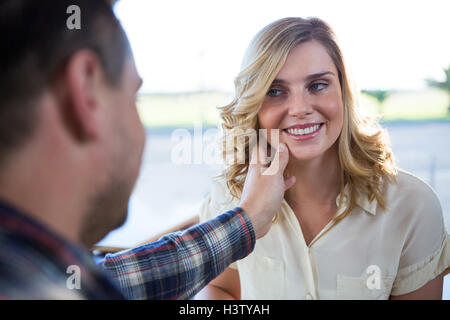 L'homme de toucher le visage de femme Banque D'Images