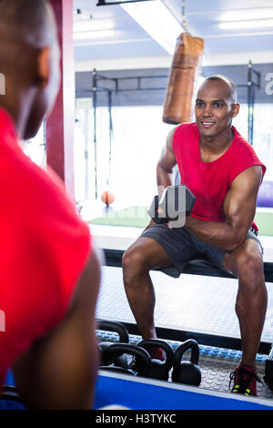 Man smiling while exercising with dumbbells Banque D'Images