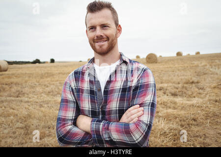 Farmer standing with arms crossed dans le domaine Banque D'Images