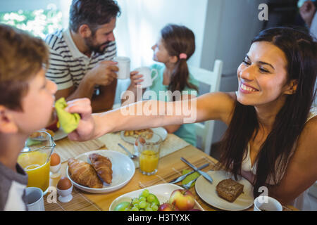 Femme heureux petit-déjeuner à son fils d'alimentation Banque D'Images