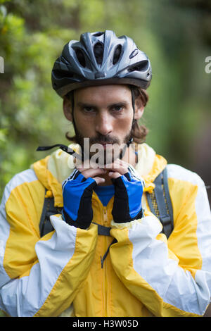 Homme biker portant casque de vélo Banque D'Images