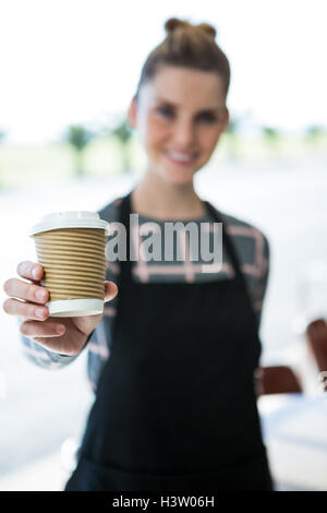 Portrait of smiling waitress propose du café Banque D'Images
