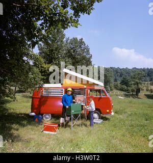 1970 PÈRE ET FILS DE CUISINE POUR LE CAMPING À CÔTÉ POP ROUGE HAUT VW CAMPER CARAVANE Banque D'Images
