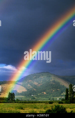 Contre arc-en-ciel nuages sombres de HOOD RIVER VALLEY OREGON USA Banque D'Images