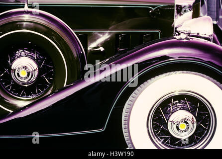 Années 1970 Années 1930 EFFET GRAPHIQUE INFRAROUGE D'ANTIQUE VINTAGE CLASSIC PACKARD ROUE AVANT DES VOITURES DE TOURISME DE PNEU DE SECOURS & PURPLE Banque D'Images