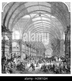 L'intérieur de la salle d'exposition de Manchester pour les Trésors d'Art de Grande-Bretagne, une exposition de beaux-arts qui a eu lieu à Manchester, Angleterre, du 5 mai au 17 octobre 1857. Construit à l'extérieur du centre-ville, sur un site d'un hectare dans la région de Old Trafford, c'était un fer temporaire et en verre structure semblable au Crystal Palace à Londres, Banque D'Images