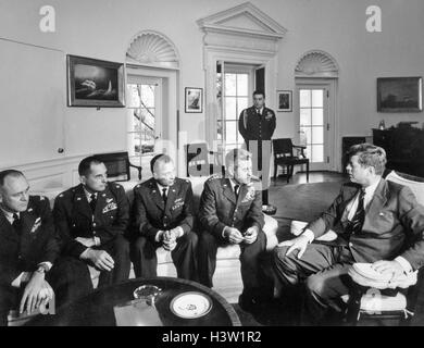 1960 CRISE DES MISSILES DE CUBA en octobre 1962 LE PRÉSIDENT John F Kennedy avec le général Curtis Lemay & AIDES DISCUSSE DE CUBA DE SURVEILLANCE Banque D'Images