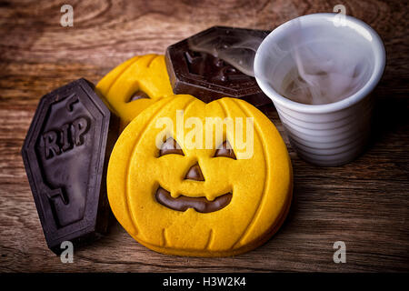 Citrouille Halloween cookie chocolat, tombeau et fumeurs tasse de café Banque D'Images