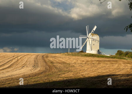 Le moulin à vent restauré Ashcombe se tient sur une crête à l'est du village de Kingston near Lewes, East Sussex, UK Banque D'Images