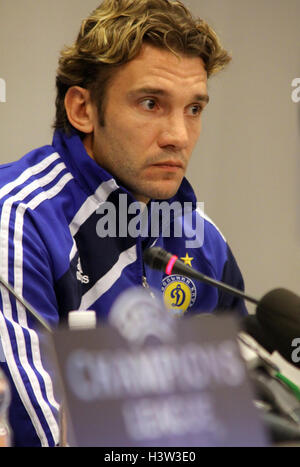 Kiev, UKRAINE - le 3 novembre : l'avant du FC Dynamo Kiev Andriy Shevchenko assister à une conférence de presse à Kiev le 3 novembre 2009, le jour avant, l'UEFA Champions League Groupe F match de football contre le FC Internazionale Milano Banque D'Images