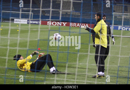 Kiev, UKRAINE - 3 novembre : le gardien de l'Inter Milan jetez-plus une balle au cours de session de formation à Kiev le 3 novembre 2009, un jour avant la Ligue des Champions, Groupe F match de football avec Dynamo Kiev Banque D'Images