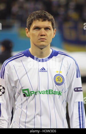 Kiev, UKRAINE - 4 novembre : Dynamo Kiev defender Taras Mikhalik écoute l'hymne de la Ligue des Champions avant de Groupe 6 match de football contre Milan entre le 4 novembre 2009 à Kiev Banque D'Images