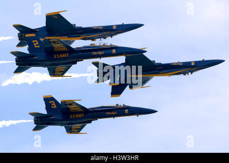 Blue Angels fly à l'envers Formation au San Francisco Fleet Week Airshow, 2016 Banque D'Images
