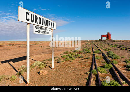 Site de maintenant désaffectée voie d'évitement de Curdimurka, partie de l'ancienne ligne ferroviaire Ghan. Banque D'Images