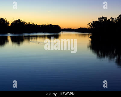 Dawn Glow sur la rivière Murray près de Mildura, Victoria, Australie Banque D'Images