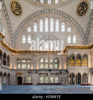 La mosquée Nuruosmaniye, un exemple de style baroque ottoman, à Istanbul (Turquie) Banque D'Images