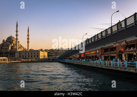 La vue offerte depuis le pont de Galata, au-dessus et au-dessous, avec la nouvelle mosquée en arrière-plan, à Istanbul (Turquie) Banque D'Images