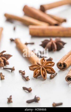 La cannelle, girofle et anis étoile sur une table de cuisine. Banque D'Images