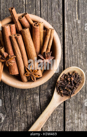 Cannelle, clou de girofle et l'anis étoile. Vue d'en haut. Banque D'Images