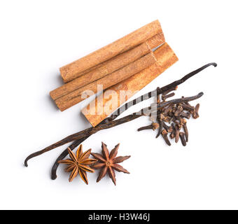 Vanille, cannelle, girofle et anis étoiles isolé sur fond blanc. Banque D'Images