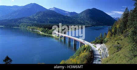 Germany, Bavaria, réservoir de Sylvenstein, pont, Haute-Bavière, lac, paysage de montagne, réservoir, street, automne, Banque D'Images