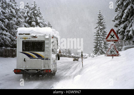 Winters, autoroute fédérale, la circulation, la route couverte de neige, voiture de tourisme, camping-mark rendre méconnaissable, rue d'hiver, le trafic, les relations de l'hiver, les panneaux de circulation, signalisation routière, "attention, les enfants', neige, mauvaise vue, rue, la circulation automobile, voitures, voiture de tourisme, Banque D'Images