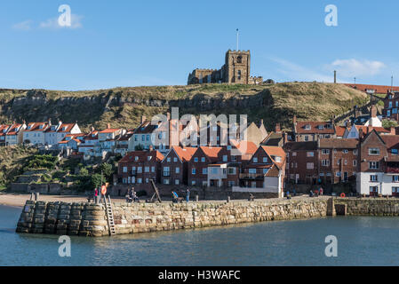 L'Abbaye de Whitby à partir de l'autre côté de la rivière esk Banque D'Images