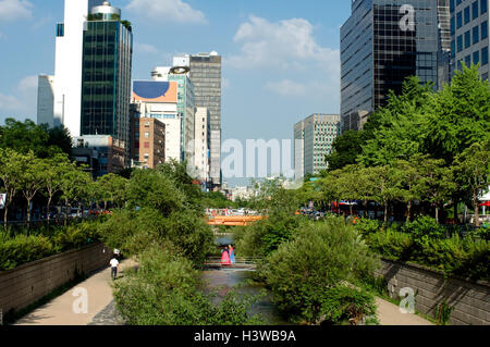 Cheonggyecheon Stream à Séoul, Corée du Sud en été Banque D'Images