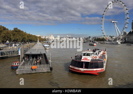 Bateau de plaisance Croisières ville de Westminster Pier Banque D'Images