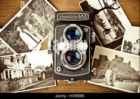 Appareil photo Yashica vintage et de photographies Banque D'Images