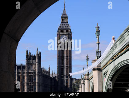 Mariée mariage chinois posent Westminster Big Ben Banque D'Images